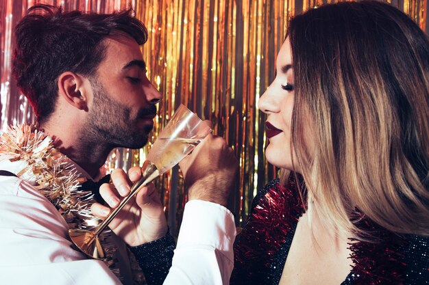 Couple buvant du champagne sur la fête du nouvel an