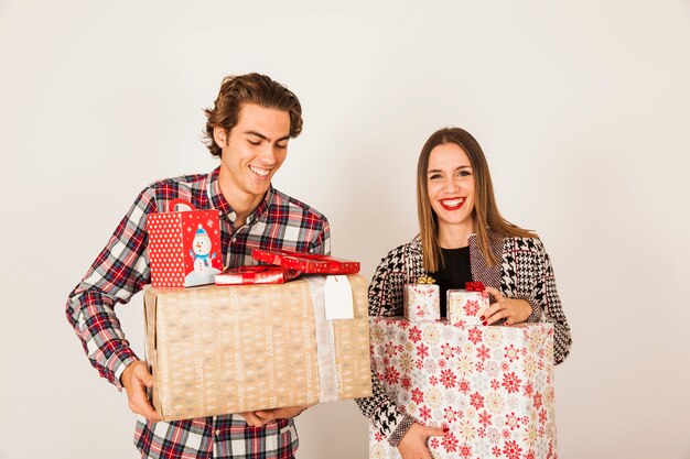 Couple avec des cadeaux