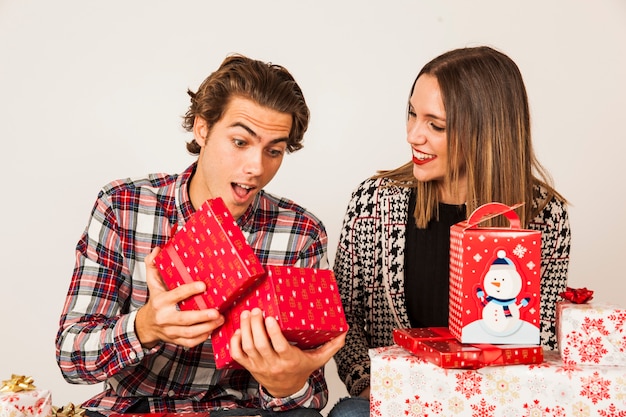 Couple avec des cadeaux