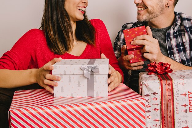 Couple avec des cadeaux