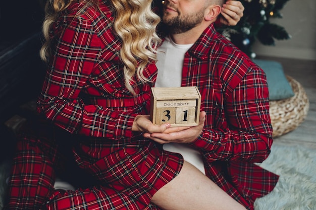 Couple avec calendrier en bois.