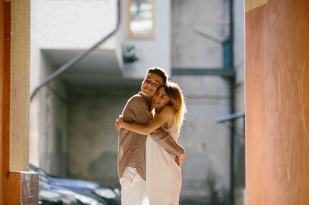 Couple câlin dans la rue