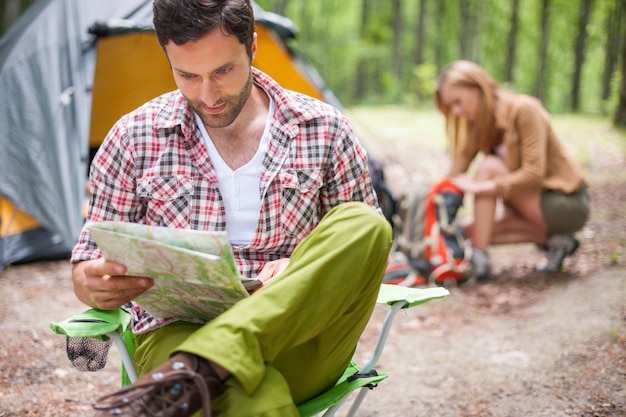 Photo gratuite couple camping dans la forêt