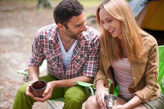 Couple camping dans la forêt