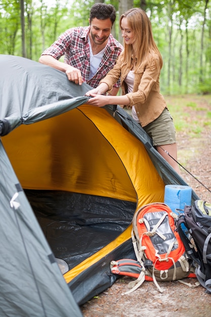 Photo gratuite couple camping dans la forêt