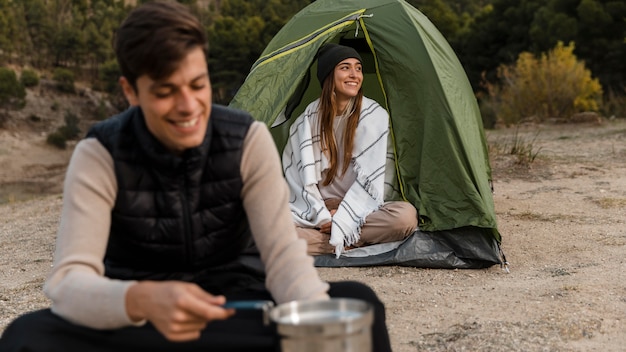 Couple camping et être heureux en plein air