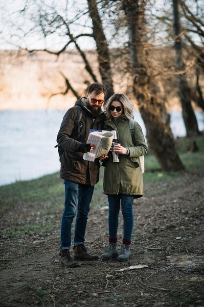 Couple, à, carte, coup entier