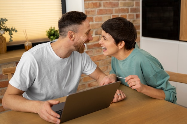 Photo gratuite couple célébrant l'annonce de la grossesse à la maison