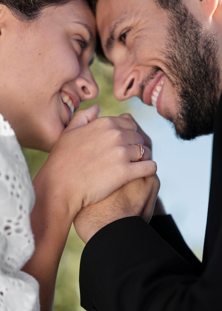 Photo gratuite couple célébrant les fiançailles ensemble