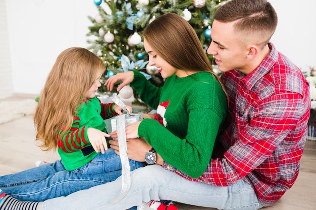 Couple célébrant Noël avec une fille