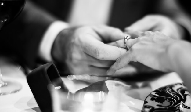 Un couple célèbre la Saint-Valentin ensemble