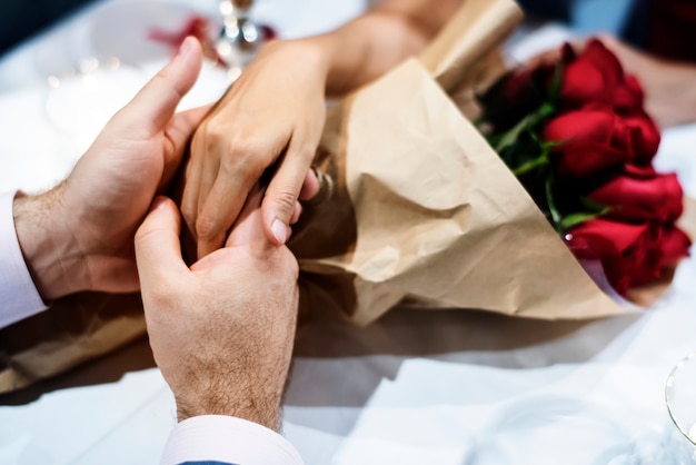 Un couple célèbre la Saint-Valentin ensemble