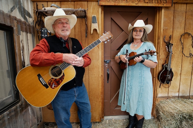 Photo gratuite couple chantant ensemble de la musique country