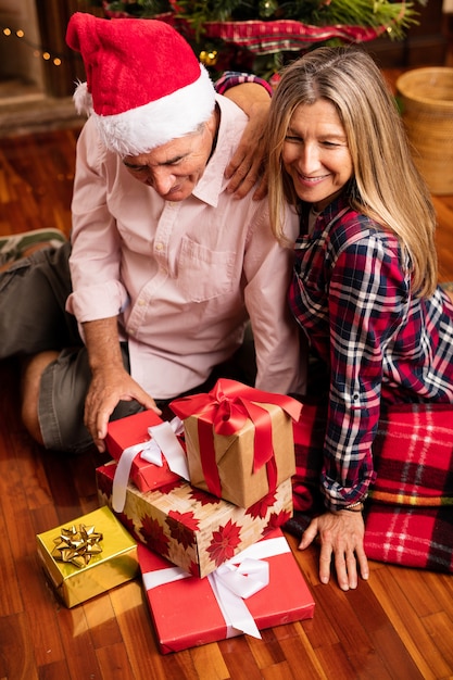 Couple cherche âgées cadeaux