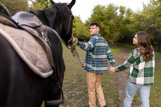 Couple et cheval à l'extérieur