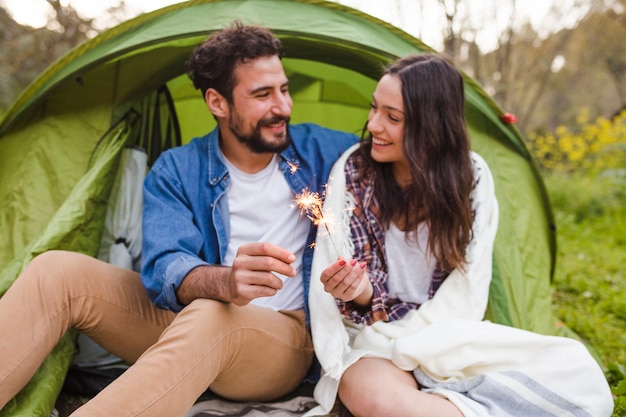 Couple avec cierges magiques se détendre dans la nature