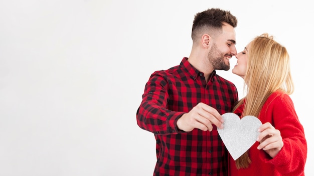 Couple avec un coeur touchant le nez