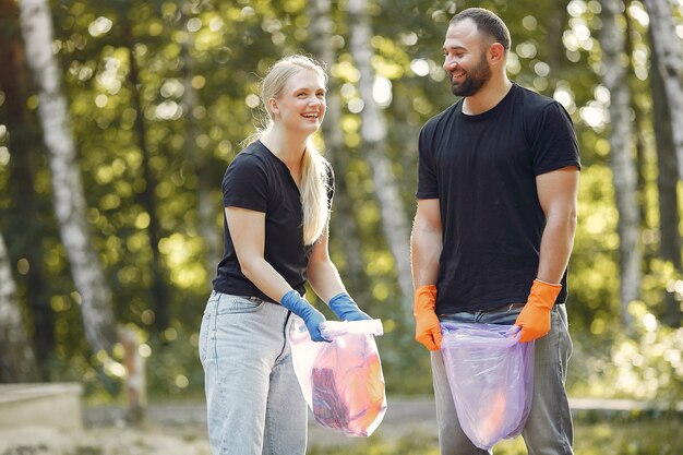 Couple, collecte, déchets, sacs poubelles, parc