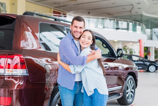 Couple, concessionnaire automobile