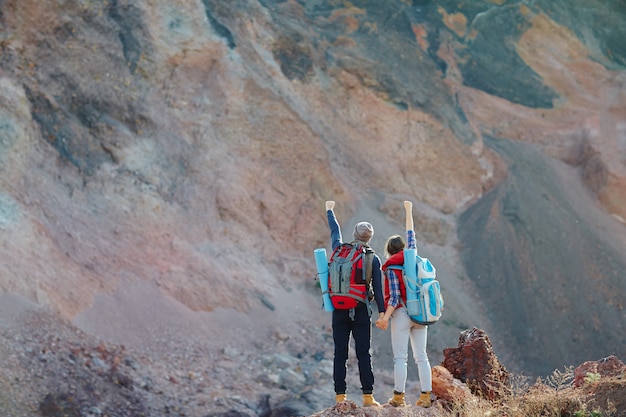 Couple conquérant des montagnes ensemble