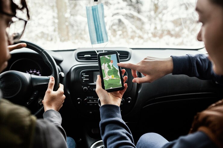 Photo gratuit couple consultant gps en voyage