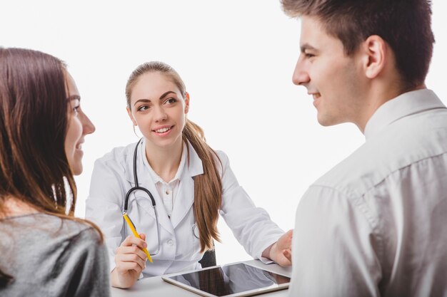 Couple de consultation avec le médecin