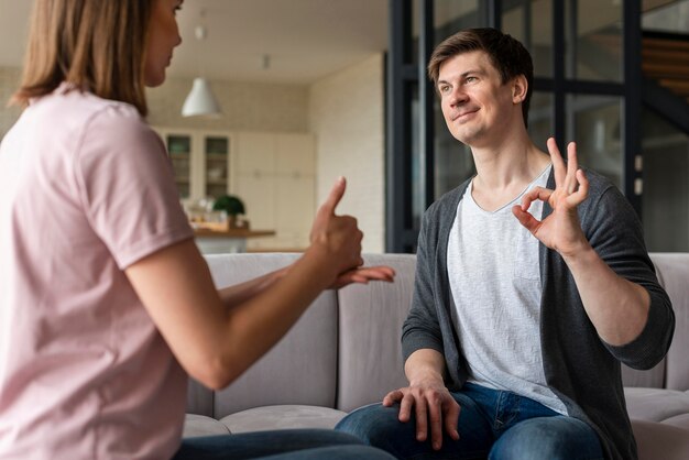 Couple, conversation, utilisation, langue signes