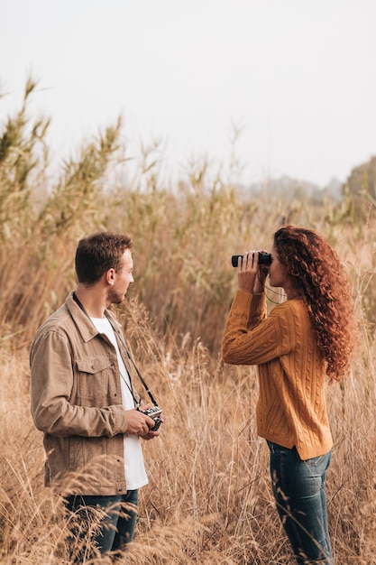 Couple, côté, debout, dans, champ blé