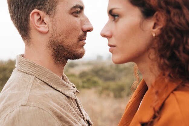 Couple sur le côté, regardant au loin