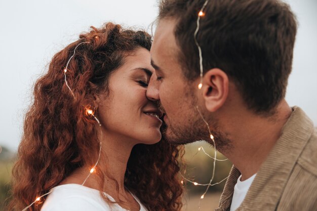 Couple sur le côté s'embrasser