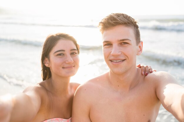 Couple coup moyen prenant selfie