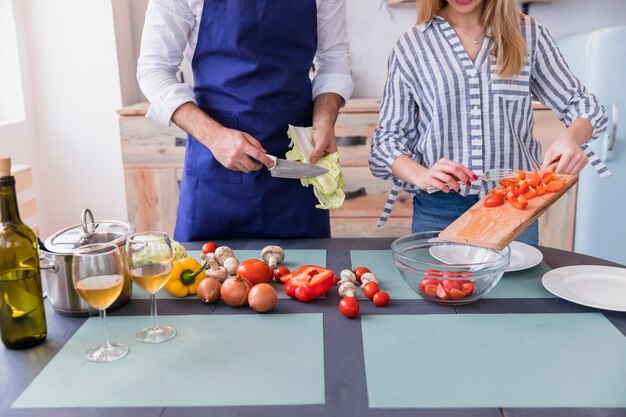 Couple, couper, différent, légumes, sur, planche bois, à, table