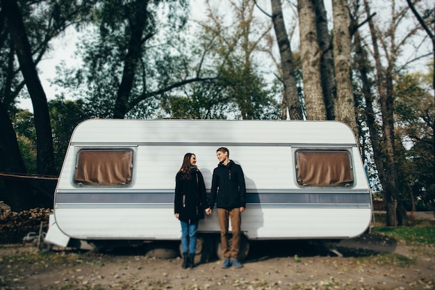 Couple. Couple amoureux, se tenant par la main et se regardant et souriant.