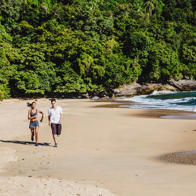 Couple courir sur la plage