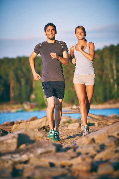 Couple en cours d&#39;exécution dans la nature