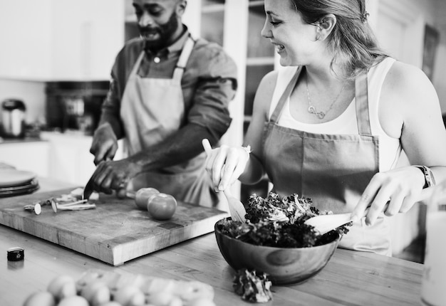 Photo gratuite un couple cuisine dans la cuisine