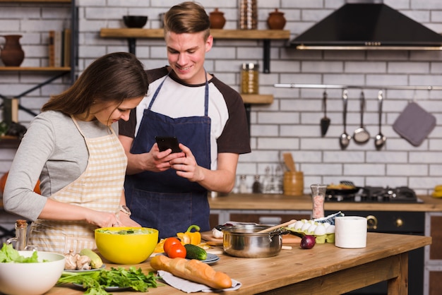 Couple cuisine ensemble dans cuisine