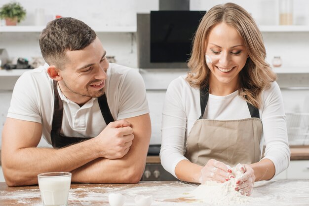 Couple cuisine ensemble gâteau