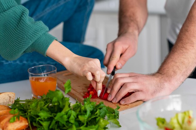 Photo gratuite couple de cuisine à la maison