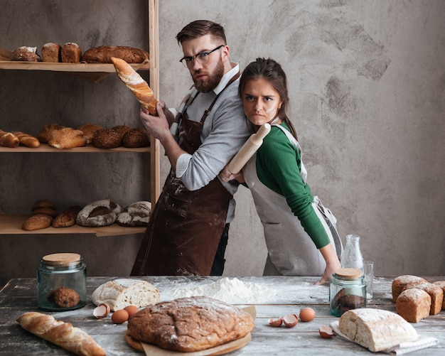 Couple, cuisine, regarder, sérieusement