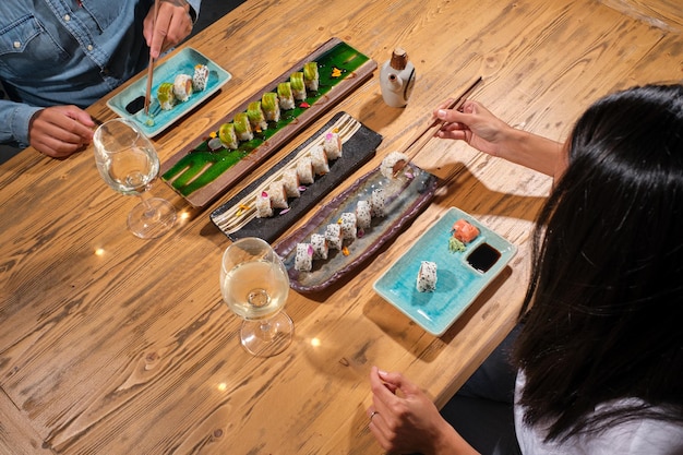 Couple De Cultures Mangeant Des Sushis Dans Un Restaurant Asiatique Photo Premium