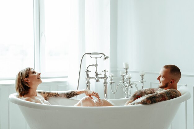 Couple dans une baignoire