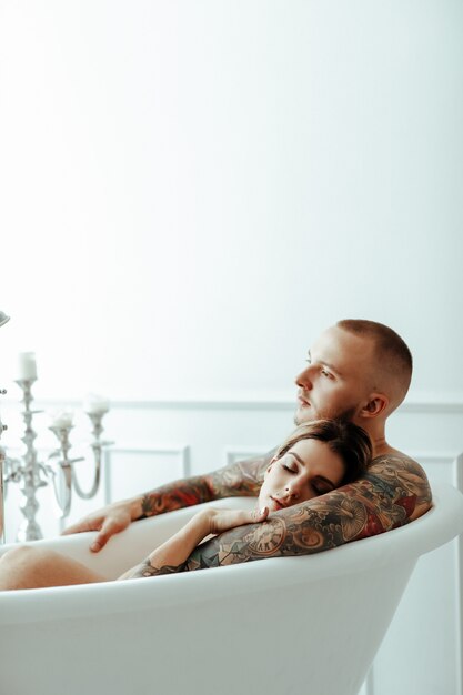 Couple dans une baignoire