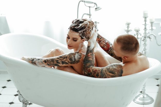 Couple Dans Une Baignoire