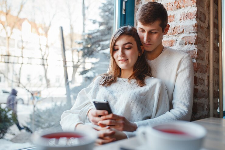 Photo gratuit couple dans un café