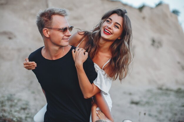 couple dans une carrière