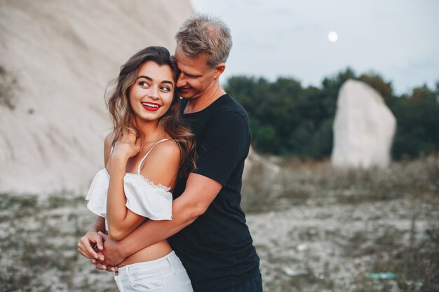 couple dans une carrière