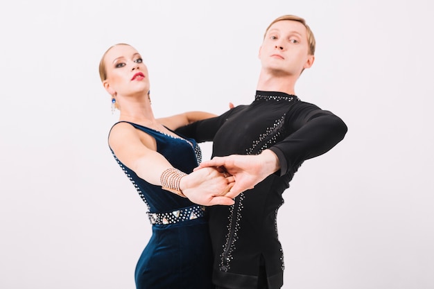 Photo gratuite couple dans les costumes de danse dansent ensemble