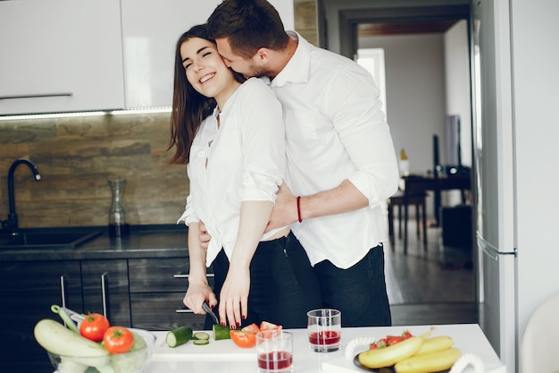 Couple dans une cuisine