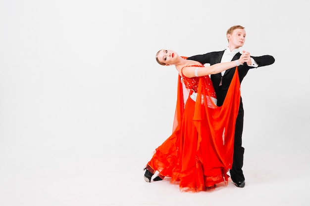 Couple dans la danse de salon pose